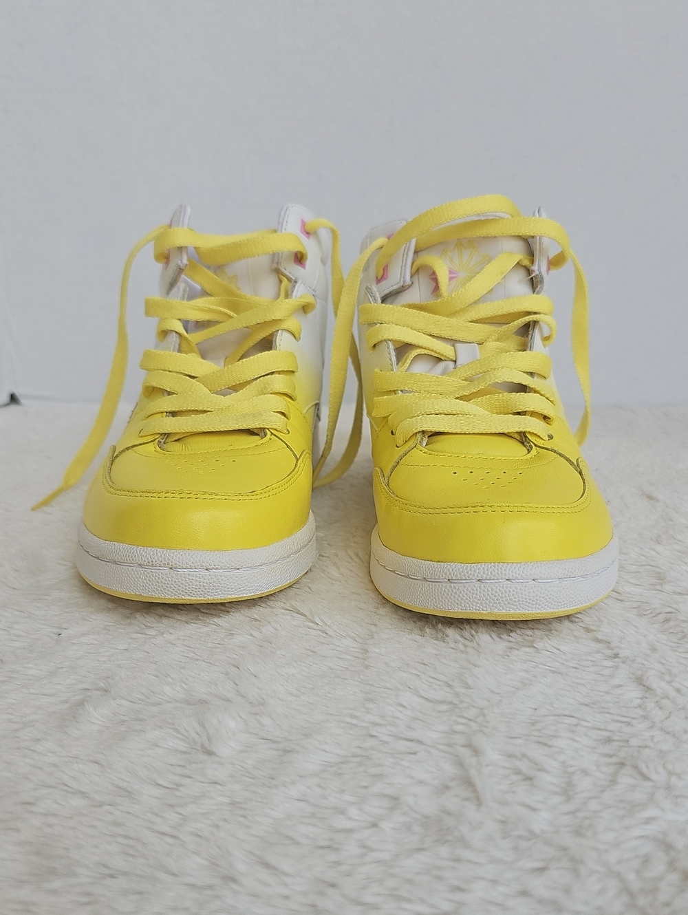Reebok 2009   Classic High Top Sneakers Yellow White Pink Accents